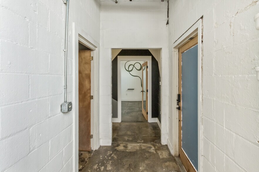 More Photos Of 46 Aston St, Asheville Light Manufacturing For Lease