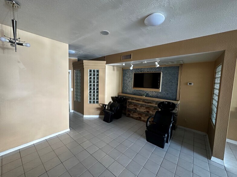 More Photos Of 7121-7129 E Mercer Ln, Scottsdale Storefront For Lease