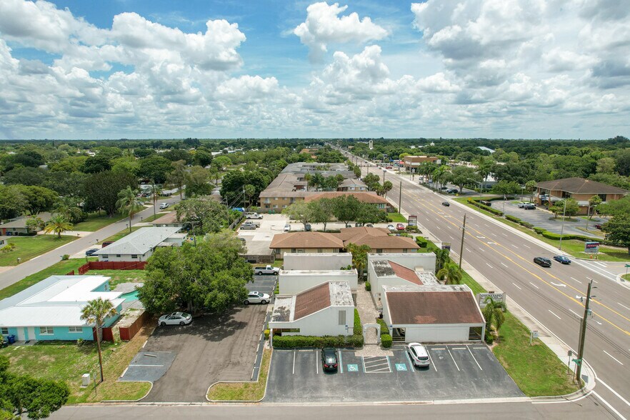 More Photos Of 2945-2963 Bee Ridge Rd, Sarasota Office For Lease