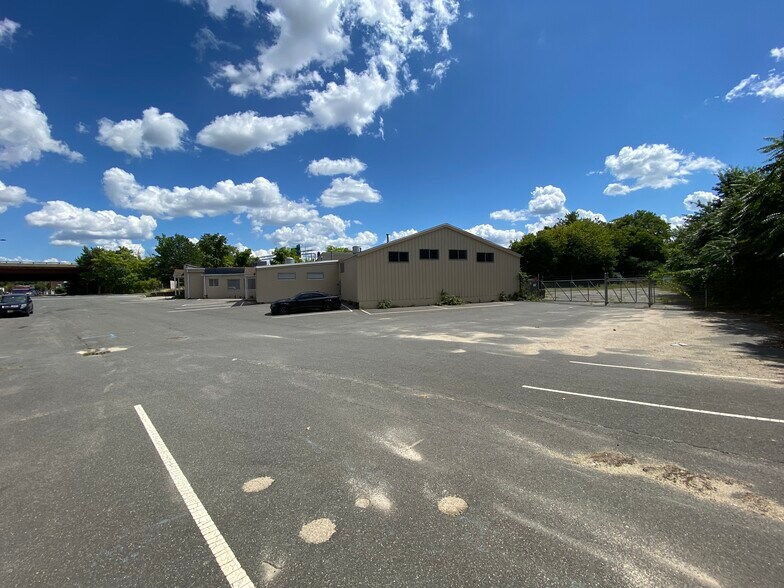 More Photos Of 75 Arch St, Springfield Warehouse For Lease