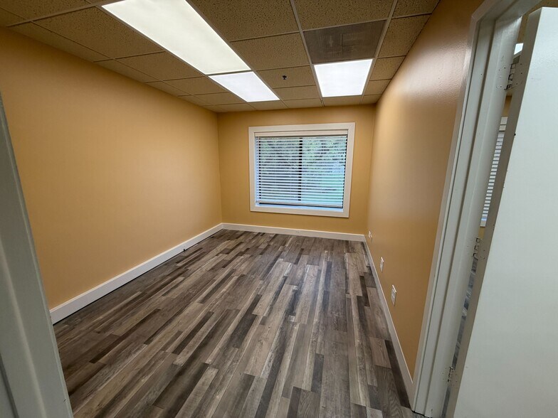 More Photos Of 1901 Raymond Dr, Northbrook Medical For Lease