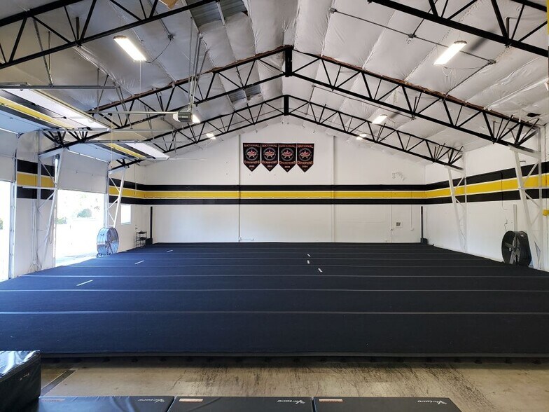 More Photos Of 2053 Laura St, Springfield Showroom For Lease