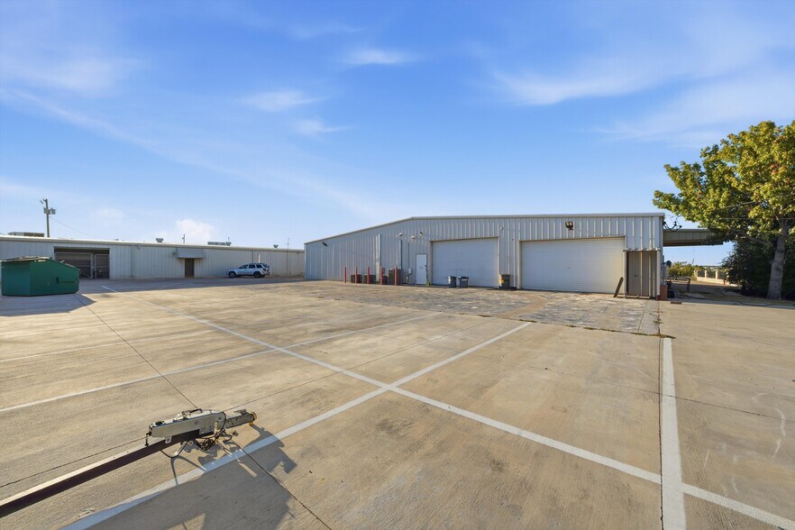 More Photos Of 4980 S Loop 340, Robinson Showroom For Lease