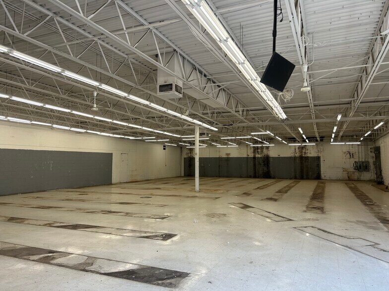 More Photos Of 1601 5th Ave, Meridian Freestanding For Lease