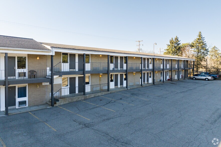 More Photos Of 1445 W Chicago Blvd, Tecumseh Hotel For Sale