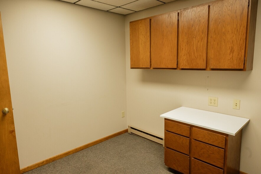 More Photos Of 435 Main St E, Trimont Flex For Sale