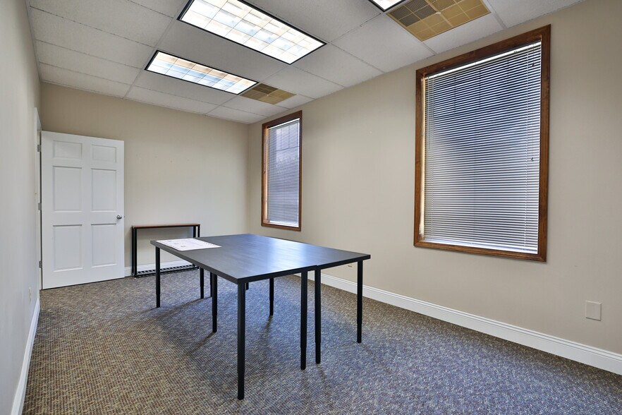 More Photos Of 3 Club Centre Ct, Edwardsville Office For Lease