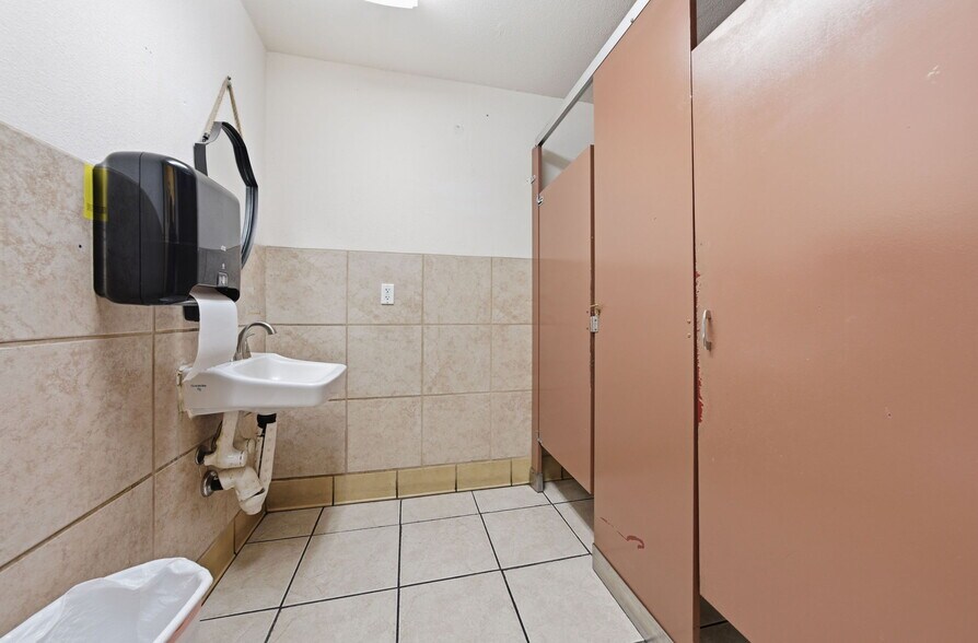 More Photos Of 410 N 11th Ave, Hanford General Retail For Sale