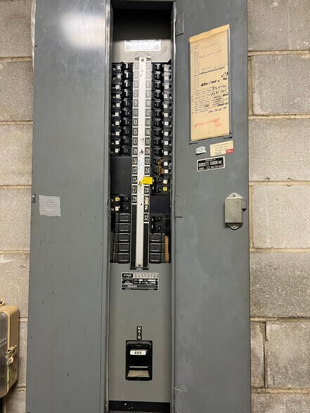 More Photos Of 647 Main St, Thomson Flex For Sale