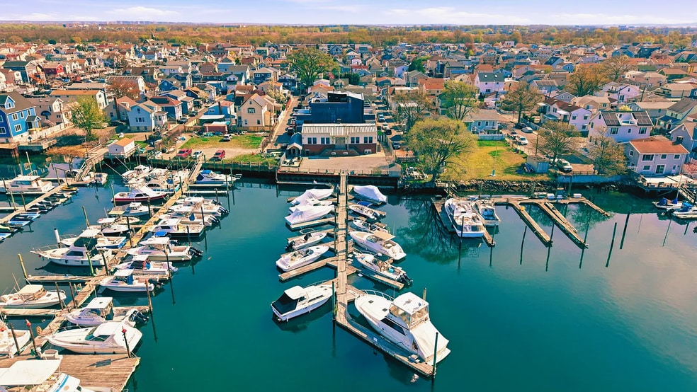 More Photos Of 1 Merit Ct, Brooklyn Marina For Sale