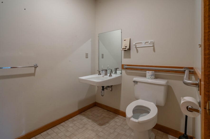 More Photos Of 74 Northeastern Blvd, Nashua Medical For Sale