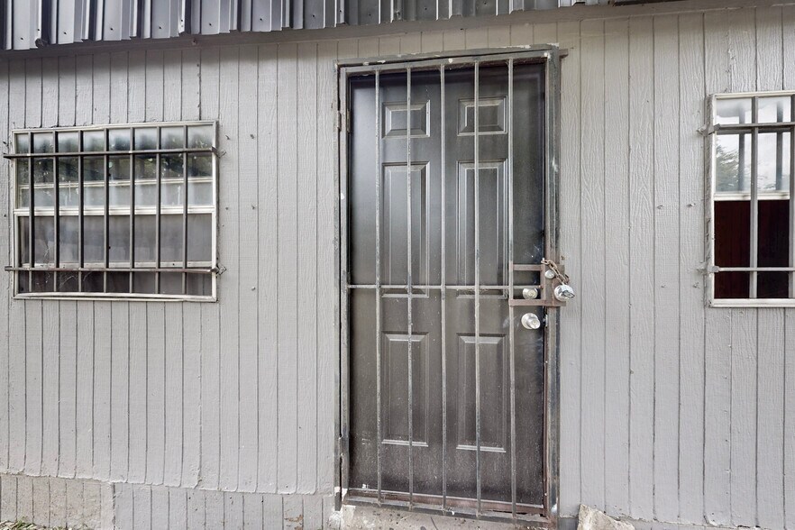 More Photos Of 3818 S Lancaster Rd, Dallas Showroom For Lease