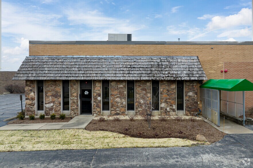 More Photos Of 200-220 Fencl Ln, Hillside Manufacturing For Sale