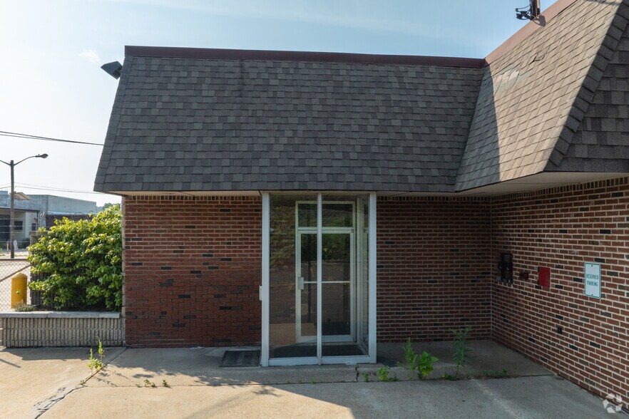More Photos Of 806 W Broad St, Palmyra Flex For Sale