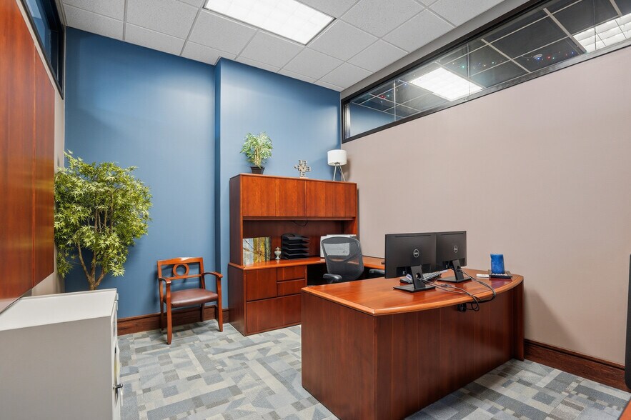 More Photos Of 309 N Oak St, Roanoke Office For Sale
