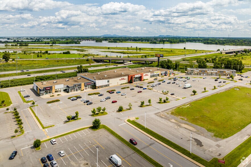 More Photos Of 250-400 Montée Des Pionniers, Terrebonne General Retail For Sale