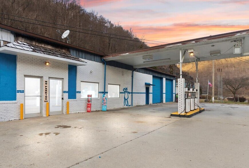 Primary Photo Of 8649 KY Highway 7, Viper Service Station For Sale