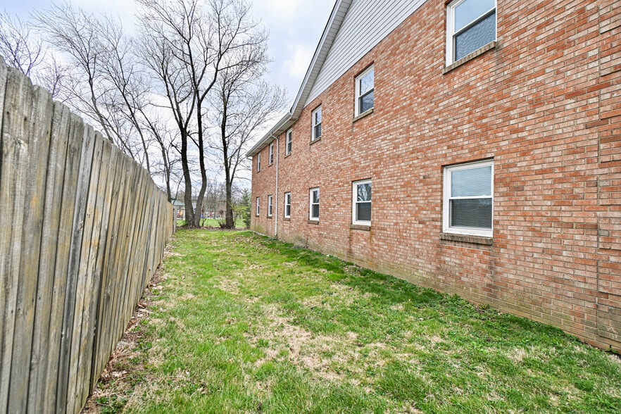 More Photos Of 8240 Clara Ave, Cincinnati Office For Sale