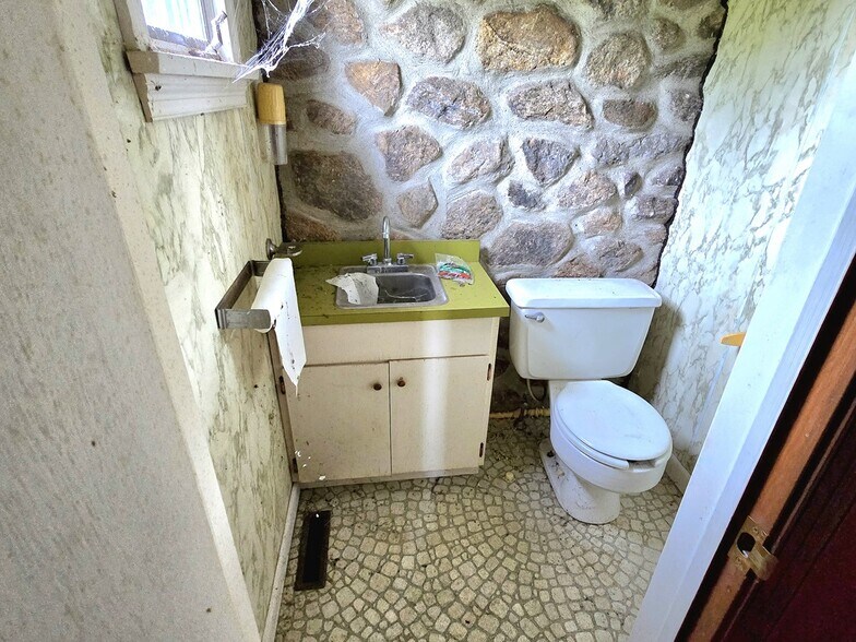 More Photos Of 420 Long Hill Rd, Groton Medical For Sale