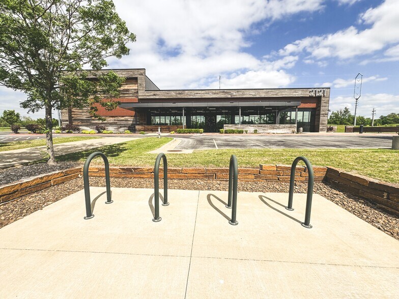 More Photos Of 2121 S Bellview Rd, Rogers Freestanding For Lease