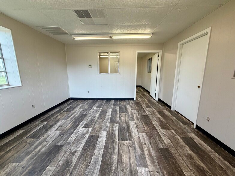 More Photos Of 2000 E Murchison St, Palestine Flex For Sale