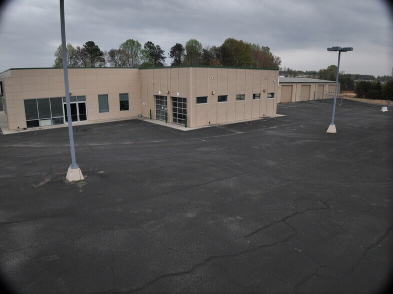 More Photos Of 1244 Garner Bagnal Blvd, Statesville Showroom For Lease