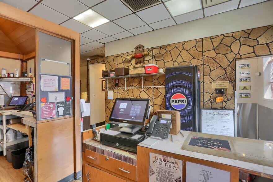 More Photos Of 463 Maplewood Ave, Ambridge Restaurant For Sale
