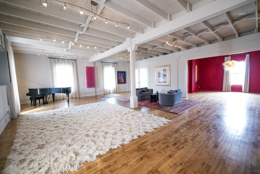 More Photos Of 2409 Commerce St, Houston Freestanding For Lease