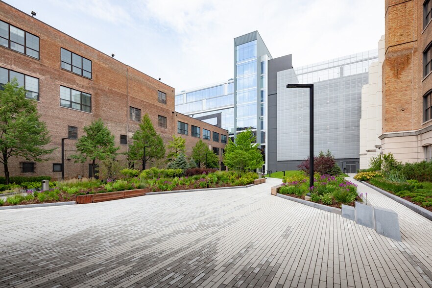 More Photos Of 1320 W Fulton St, Chicago Loft Creative Space For Lease