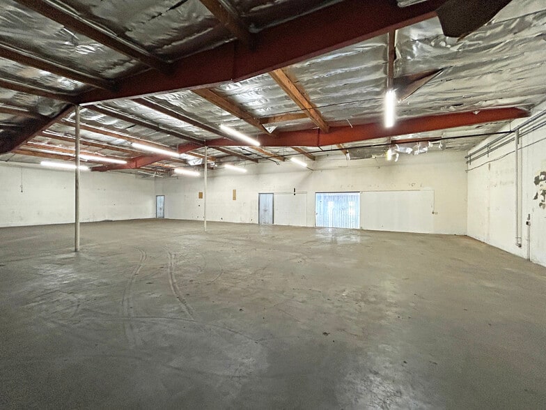 More Photos Of 16606 Schoenborn St, North Hills Warehouse For Lease