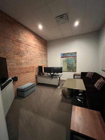 More Photos Of 922 Dragon St, Dallas Distribution For Sale