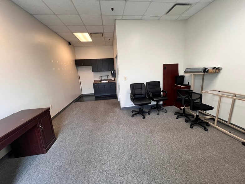 More Photos Of 7751 Kingspointe Pky, Orlando Light Distribution For Lease