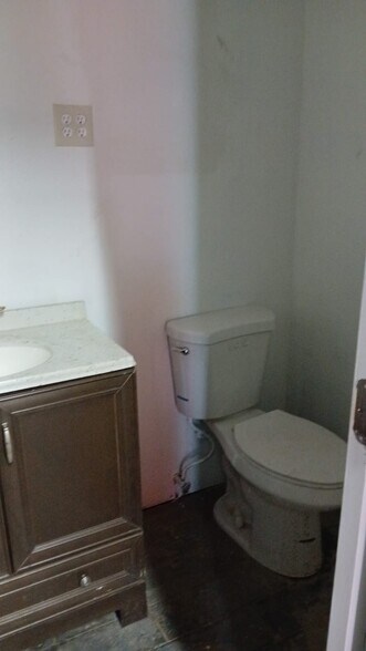 More Photos Of 6103 Metropolitan Ave, Flushing Auto Dealership For Lease