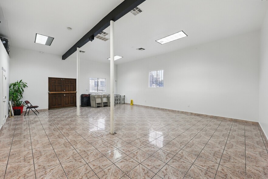 More Photos Of 6617 S San Pedro St, Los Angeles Flex For Sale