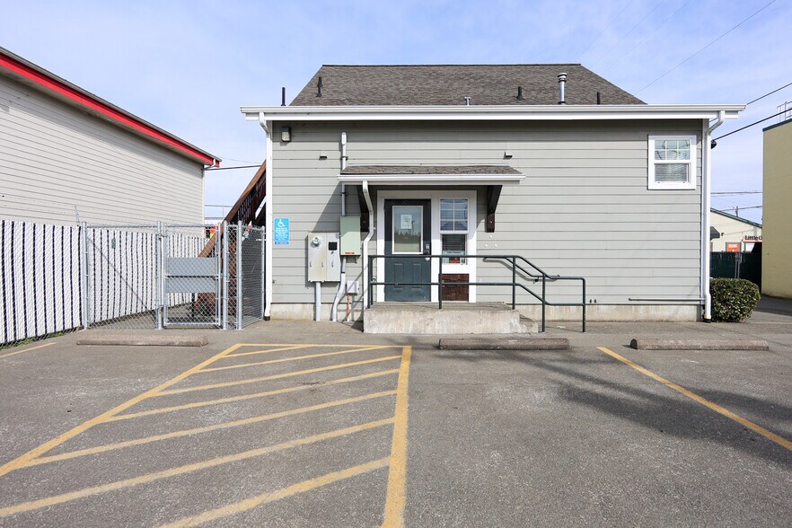 More Photos Of 137 Hall Ave, Coos Bay Office For Sale