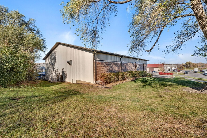 More Photos Of 801 Brian Dr, Crest Hill Light Distribution For Lease