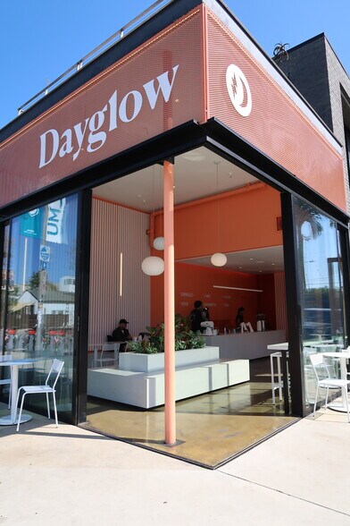 More Photos Of 540-542 Rose Ave, Venice Storefront Retail Residential For Lease