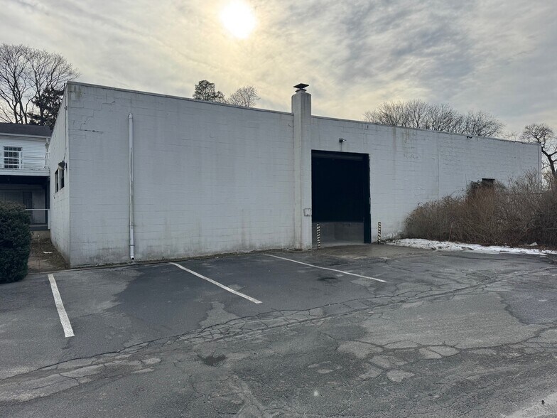 More Photos Of 32 Chichester Ave, Center Moriches Warehouse For Lease
