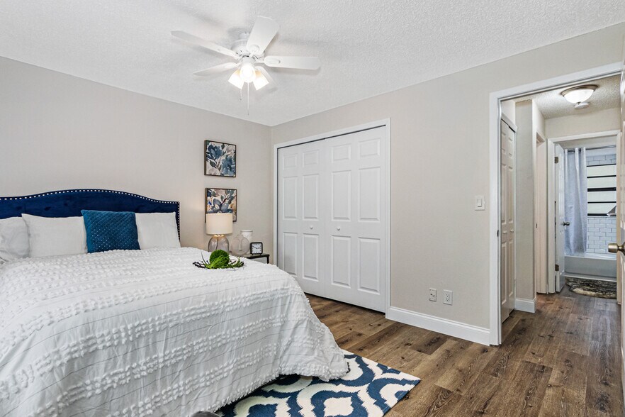 More Photos Of 7802-7806 Colonial Club Ct, Riverview Apartments For Sale