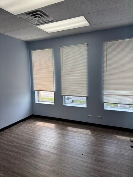 More Photos Of 507 W Kendall Dr, Yorkville Medical For Lease