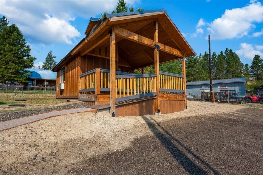 More Photos Of 486 S Middle Fork Rd, Garden Valley Hotel For Sale