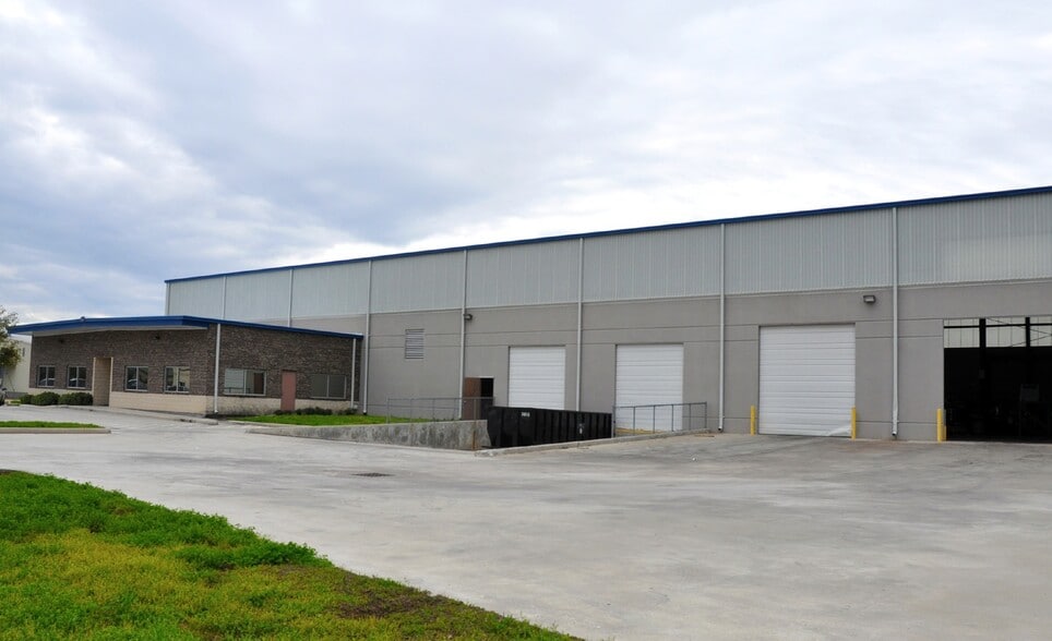 More Photos Of 14341 Interdrive W, Houston Warehouse For Sale