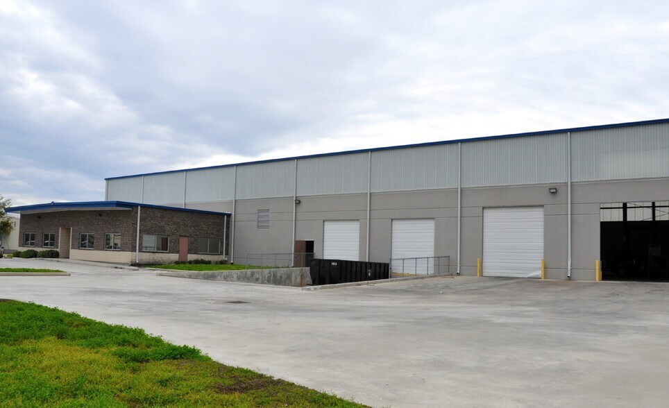 More Photos Of 14341 Interdrive W, Houston Warehouse For Sale