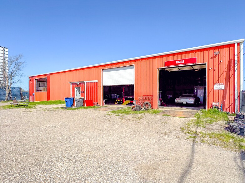 More Photos Of 5305 N Interstate Highway 45, Ennis Manufacturing For Sale
