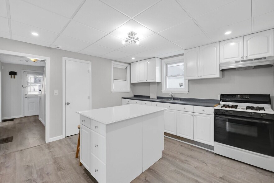 More Photos Of 142 Dickinson St, Springfield Flex For Sale