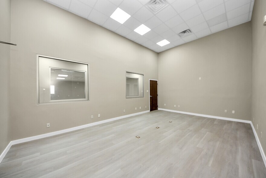 More Photos Of 1563 Live Oak St, Webster Office For Sale