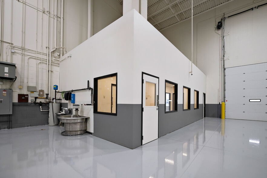 More Photos Of 2715 Davey Rd, Woodridge Distribution For Lease