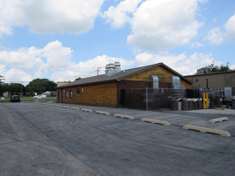 More Photos Of 24725 W Eames St, Channahon Veterinarian Kennel For Sale