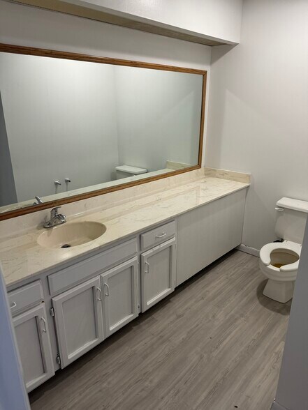 More Photos Of 5907 Highgrove Rd, Grandview Office For Lease