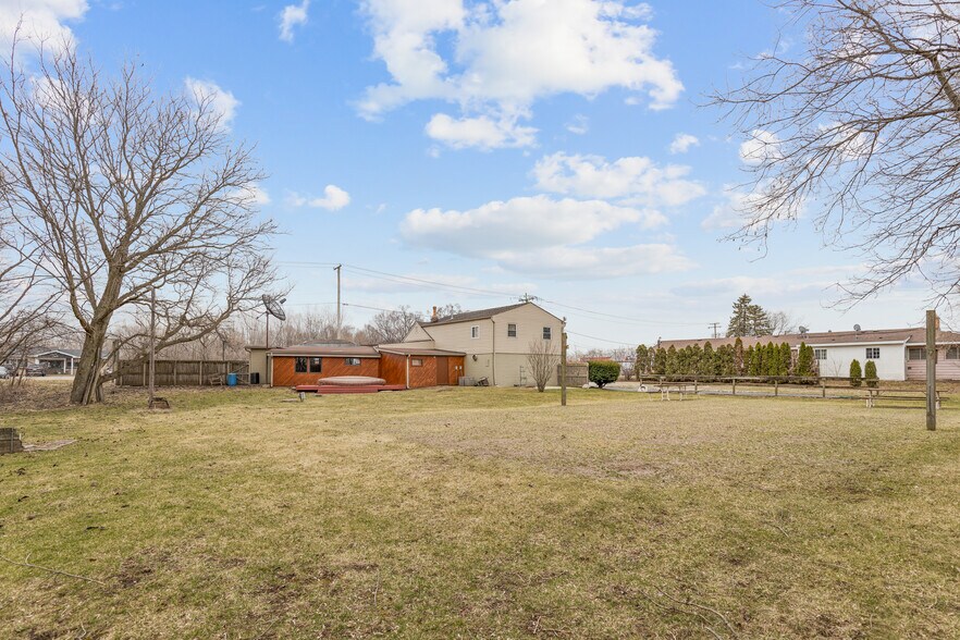 More Photos Of 8621 US Hwy 12, Richmond Bar For Sale